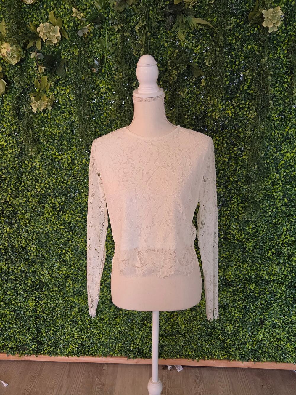 White floral lace long-sleeve crop top